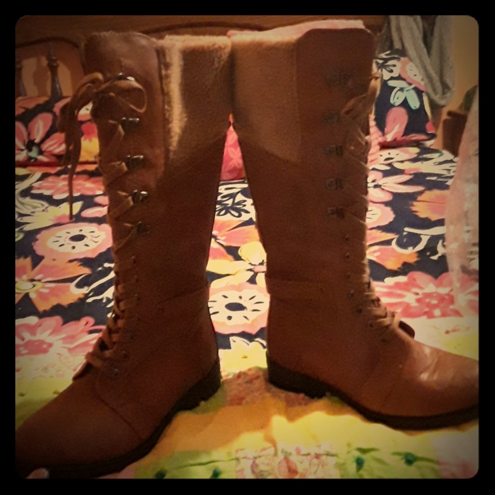NWOT Patrizia boots size size 7 ( Euro 37)
